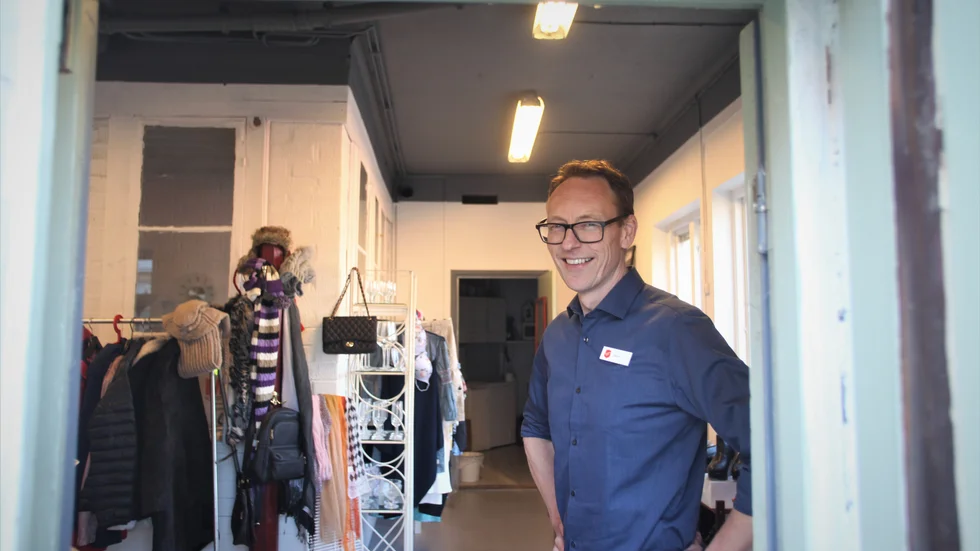 I Annexet, på innergården bakom Frälsningsarméns lokal, öppnar en secondhand-butik på torsdagen. Daniel Viklund, kårledare på Frälsningsarmén i Strängnäs, ser fram emot premiären.