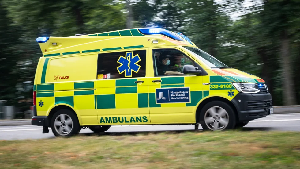 En äldre man fördes till sjukhus efter en arbetsplatsolycka nära Varberg. Mannen avled senare. Arkivbild.