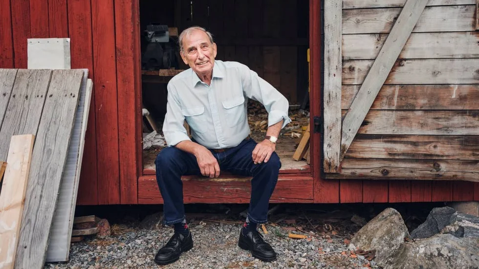 Håller igång. Sångaren Carli Tornehave fyller 85 år och njuter av att ha hälsan i behåll. ”Jag jobbar och sliter här på gården och har lite spelningar ibland”, säger han.