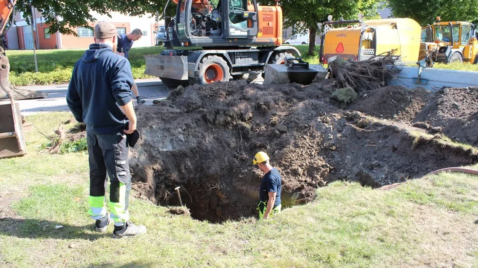 Laga. Jens, Magnus och Torbjörn arbetar med att laga vattenläckan.