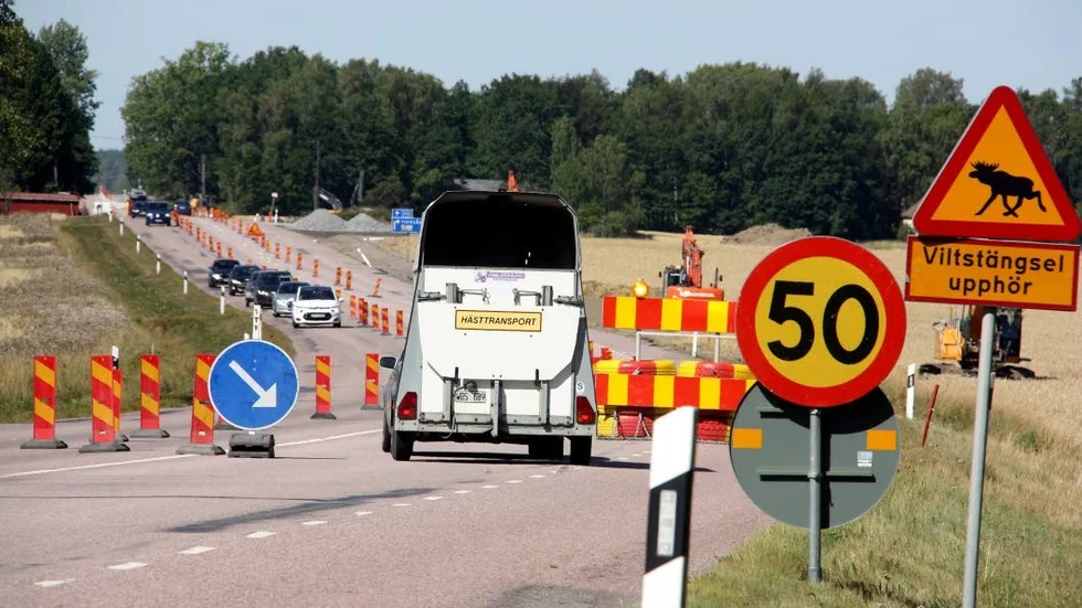 Trångt. Det är smalt och hastigheten är sänkt längs stora delar av riksväg 70.