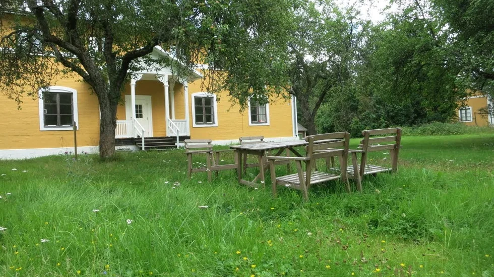 Öde. De flesta av lägenheterna på Skolvägen i Tobo står tomma. Nu är planen att de ska säljas som bostadsrätter.
