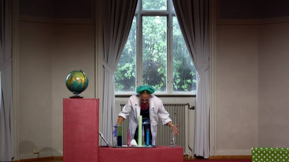 Teater. I tingshuset spelades föreställningen "Varför finns jag?".