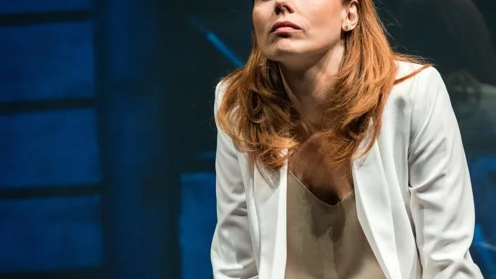 Bedragen. Helena af Sandeberg gestaltar den bedragna hustrun Laurence med små och fina medel.