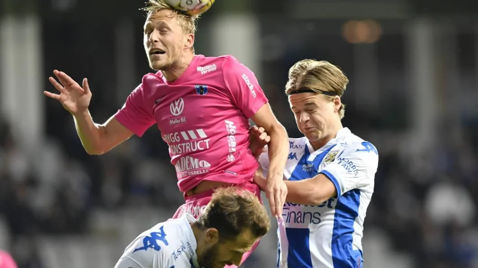 Sirius Christer Gustafsson i närkamp med bland andra Tobias Hysén.