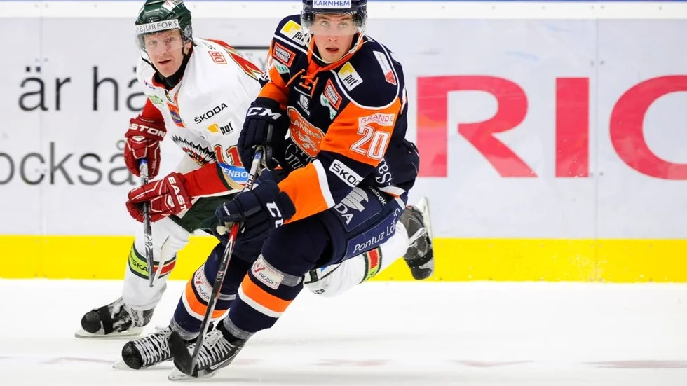 Meriterad. Johan Jonsson har meriter från SHL, bland annat i Växjö Lakers.