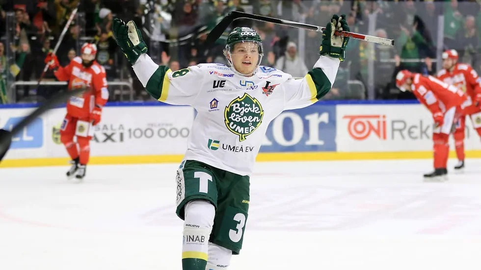 Avgörandet. Axel Ottosson jublar efter sitt 4–3-mål i förlängningen mot Almtuna. Deppade hemmaspelare i bakgrunden. Almtuna hade både 2–0 och 3–1.
