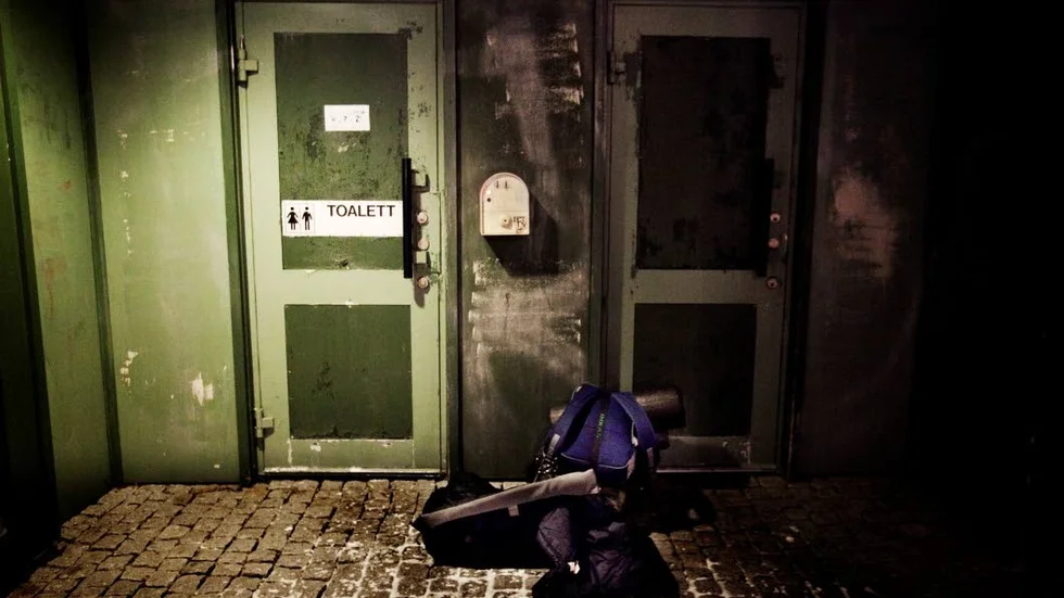 Många hemlösa bor utomhus eller i offentliga inrättningar som tågstationer.