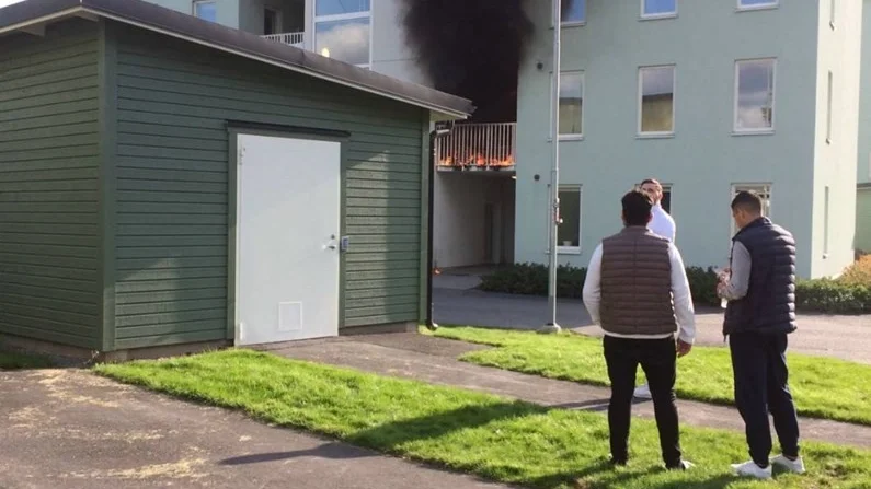 Tjock svart rök vällde ut.