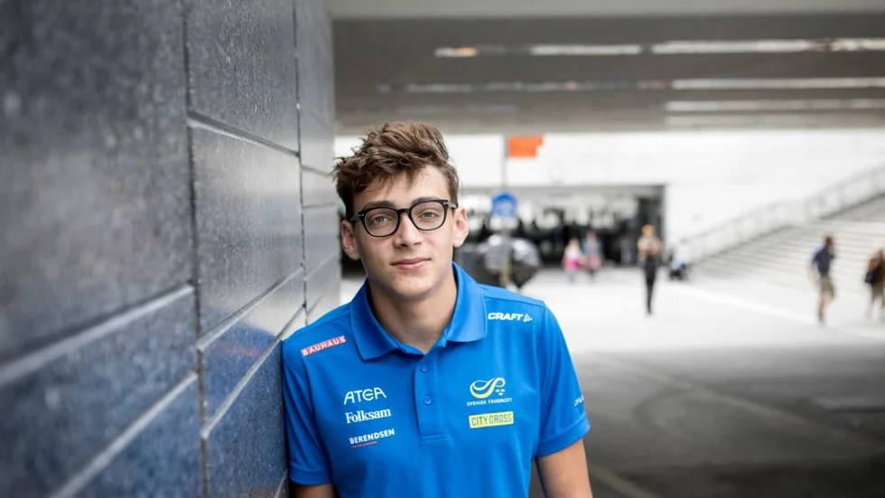 Finbesök. Diamond League i Schweiz på torsdagen, SM i Borås på fredagen och Uppsala på lördagen. Schemat är hektiskt för Upsala IF:s Armand Duplantis som ska tävla i både junior-EM och senior-VM i sommar. Här fotas han vid Uppsala Centralstation.