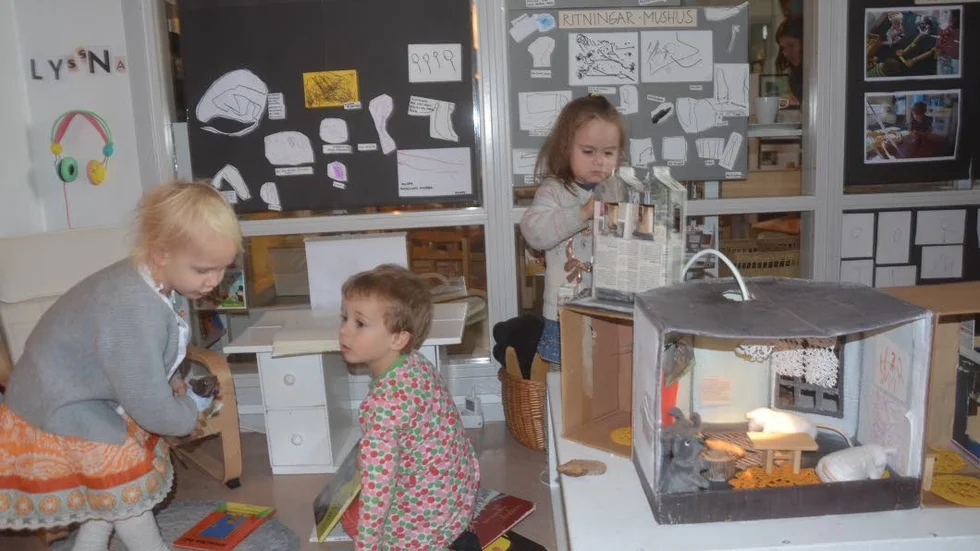 2. Inspirerande lek. Theodora, Edgar och Ellie leker med materialet inspirerat av Reggio Emilia-pedagogik.