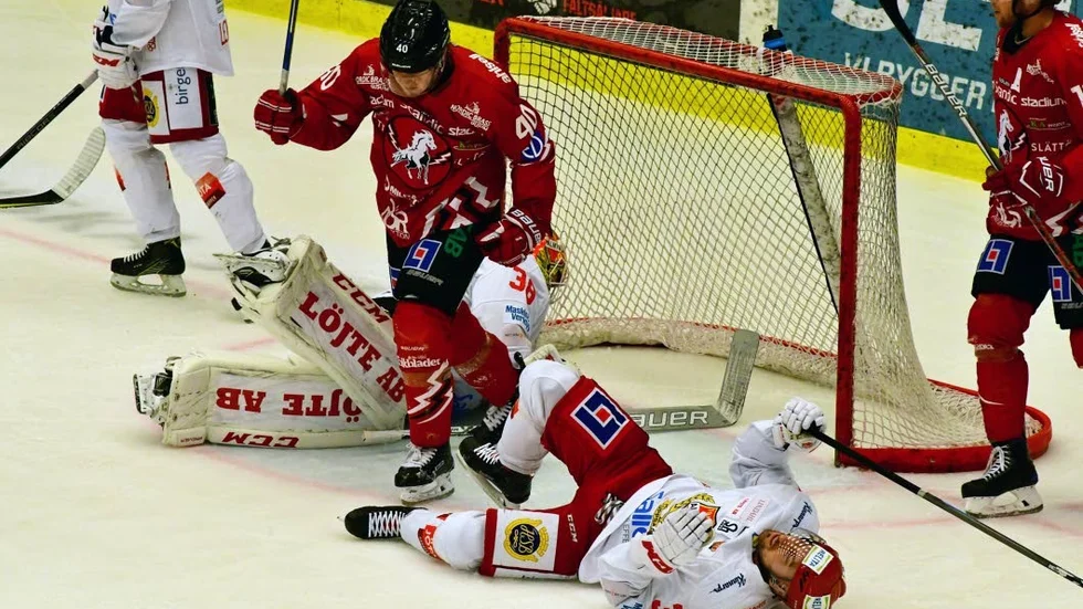 Mål igen. Vita Hästens Mattias Kalin sträcker upp klubban i en målgest efter sitt 2–0 i den första perioden. Almtunamålvakten Oscar Fröberg var chanslös och Albin Lundin ligger utslagen på rygg. Det här är en signifikativ bild av hur det såg ut i matchen mellan Vita Hästen och Almtuna.