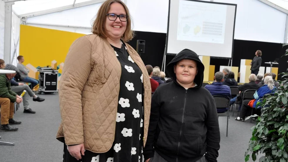 Veronika Lönner och sonen Kaspian Lönner Endrell besökte bomässan för att spana in byggplanerna i Östra Sala backe. "Jag tror det blir ganska bra. Tidigare har det ju mest varit gräs där hundarna bajsat" säger Veronika Lönner. "Ja, men det blir väldigt många hus nu" säger Kaspian Lönner Endrell.