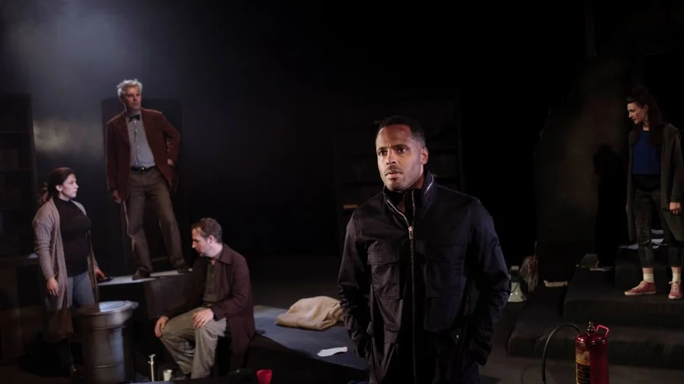 Malin Arvidsson, Crister Olsson, Aksel Morisse, David Lenneman och Anna Maria Granlund i "Faherenheit 451" på Uppsala stadsteater.