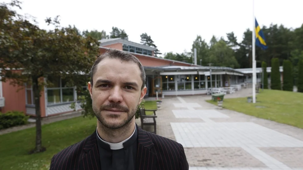 Fredrik Ollila är vikarierande kyrkoherde. Under dagen håller kyrkocentrum i Bålsta öppet för de som behöver stöd.