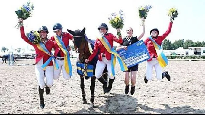 Segerhopp. Isabell Eklöf, längst till vänster, när hon tidigare i sommar vann SM-guld i laghoppning.