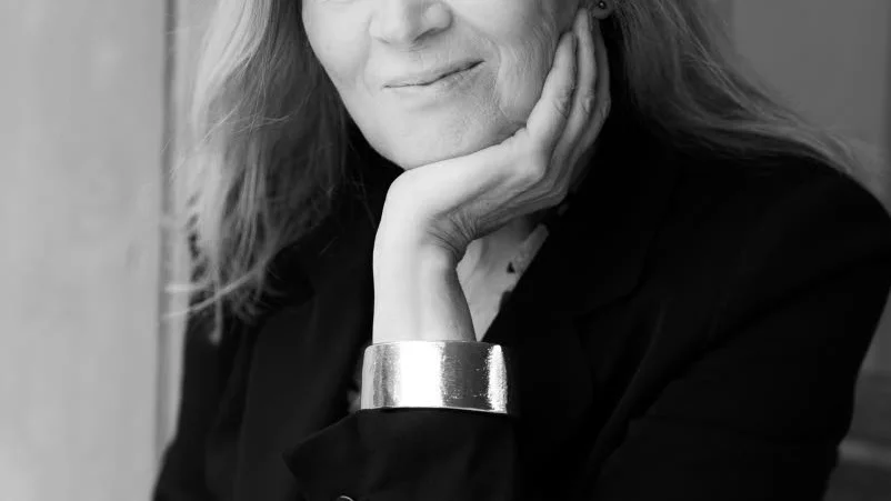 Vers. Katarina Frostenson vill bort från traditionell form och finna en ny och mer samtida vers, skriver Magnus Ringgren.