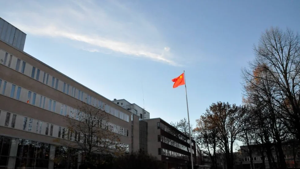 Utanför Livsmedelsverket vajar den kinesiska flaggan.