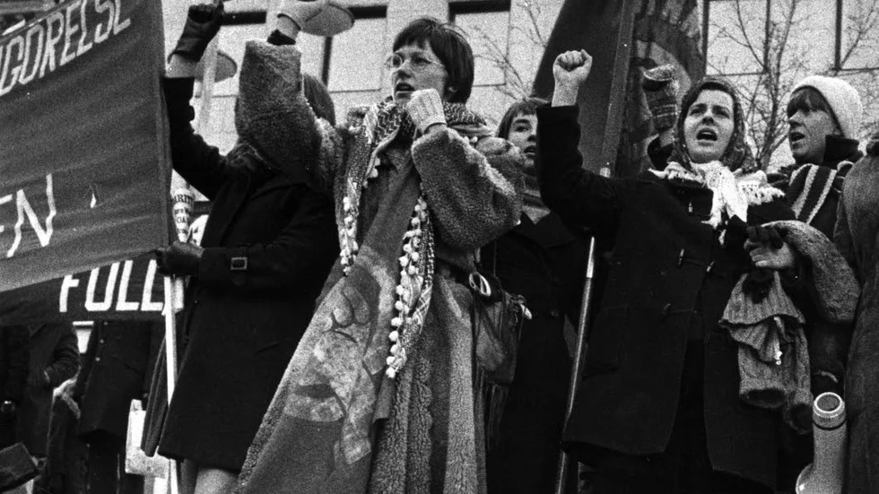 Kollektiv. Huvudpersonen i Inger Alfvéns "Dotter till en dotter" lockas av 70-talets kvinngrupper, men räds det kollektiva. Här en demonstration i Stockholm på internationella kvinnodagen 1974.