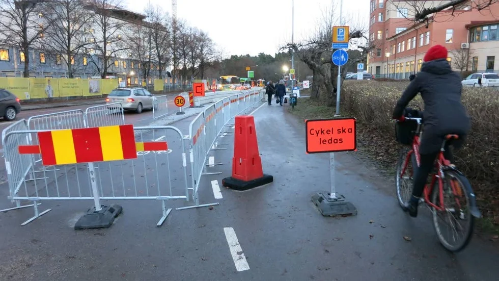 Trots den uppfodrande tonen på skylten är det inget förbud att cykla här. Och inte heller mot att cykla i körbanan.