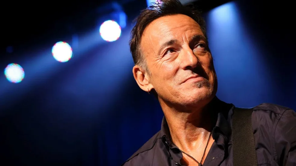 Essäsamling. John Sjögren analyserar bland annat Bruce Springsteen, och tar fasta på hans kristna bildspråk.