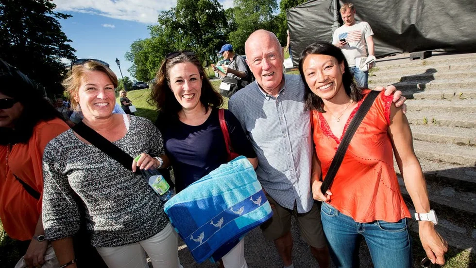 Sofia, Johanna, Lars och Emma Lorentzi innan Elton John-konserten i Botaniska trädgården. "Elton Johns 70-talsskivor spelades alltid hemma när vi växte upp" säger  Johanna. Konserten är en Lars 75-årspresent från döttrarna.