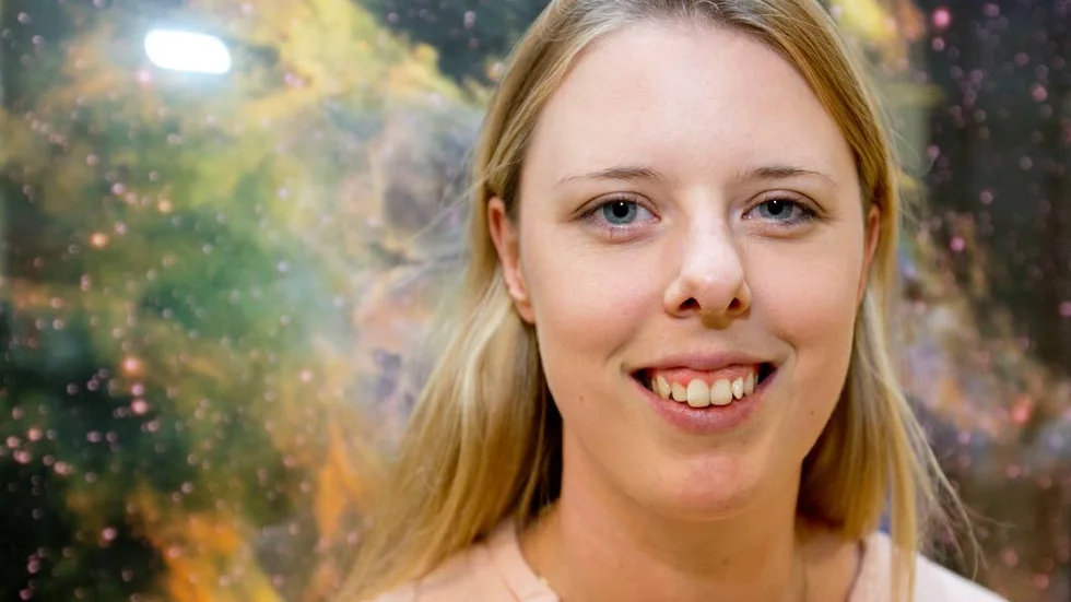 Som ung läste Karin Lind science fiction-klassiker som "Liftarens guide till galaxen". Idag forskar hon på stjärnor lika gamla som universum.