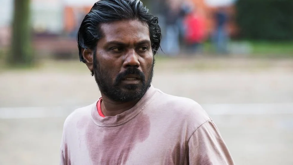 Dheepan (Jesuthasan Antonythasan) smälter in som ny vaktmästare i ett tufft förortsområde i Paris. Men hans våldsamma bakgrund som tamilsk tiger kommer ikapp i "Dheepan".