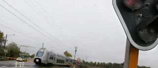 Bussförare körde mot rött över järnväg