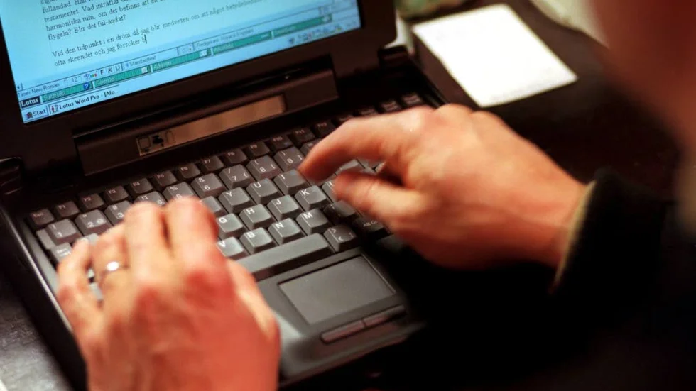Polisen sökte på sig själv i datasystemet. Han säger själv att det skett av misstag men åtalas ändå vid Luleå tingsrätt.