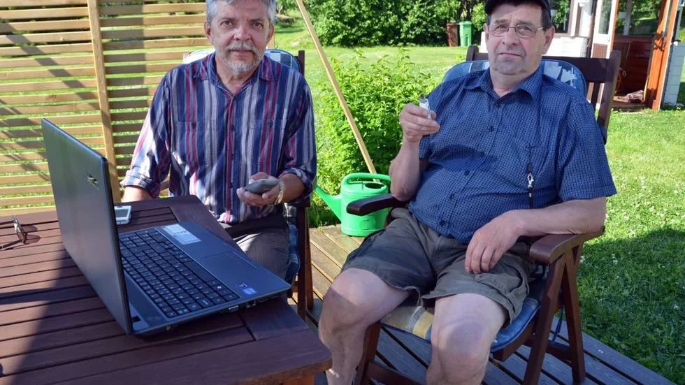 TELEFONPROBLEM. Sedan i maj är hushållen i Månsbyn utan internet och telefon. Byborna Lars Henriksson och Gunnar Lindbäck är kritiska till Telias hantering av frågan och tycker att åtgärdsarbetet har gått sakta.
