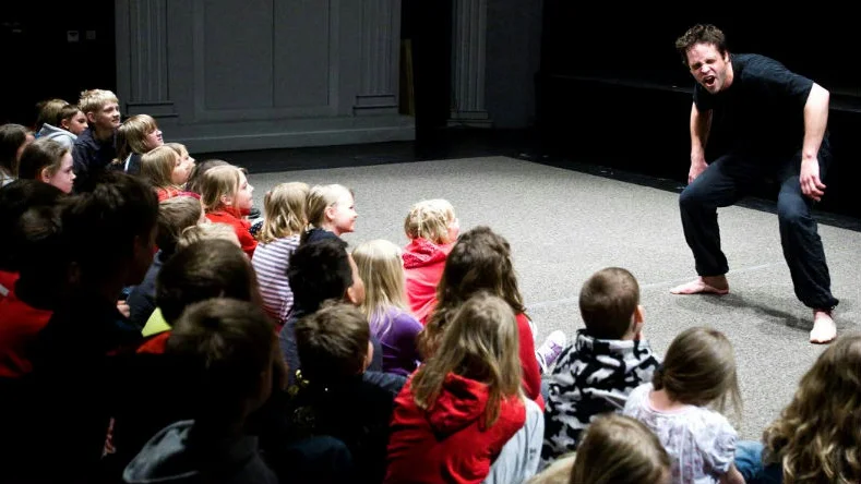 lubu. Robert Markström spelar upp pjäsen ”Den tappre lille skräddaren”.