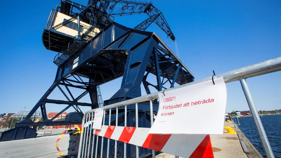AVSPÄRRAT. Området runt kranen i Södra hamn har spärrats av sedan ungdomar använt kranen som hopptorn.
