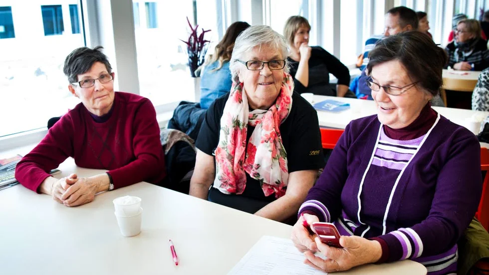VÄNTAN. Karin Uusitalo, Linnea Lund och Silja Lapinniemi väntade på dragningen av lägenheterna. "Jag skulle en önska en lägenhet på markplan", säger Karin Uusitalo.