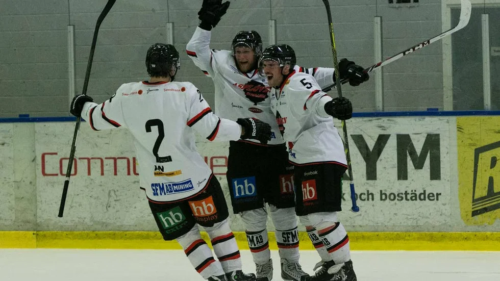 Oväntad hjälte. Backen Marcus Bohman (2) sköt sitt första mål i Asplöventröjan – i 66:e matchen. Målet blev matchvinnande.