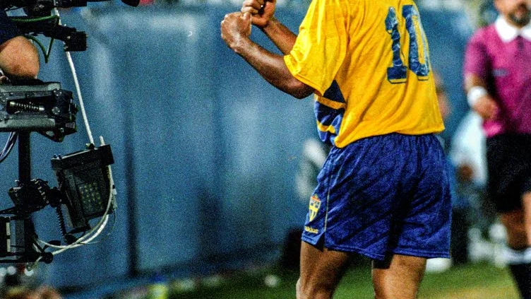 målglädje. Sveriges Martin Dahlin jublar efter ett av sina två mål i andra gruppspelmatchen mellan Sverige och Ryssland vid fotbolls-VM på Pontiac Silverdome i Pontiac, USA, 24:e juni 1994. Sverige vann med 3-1.