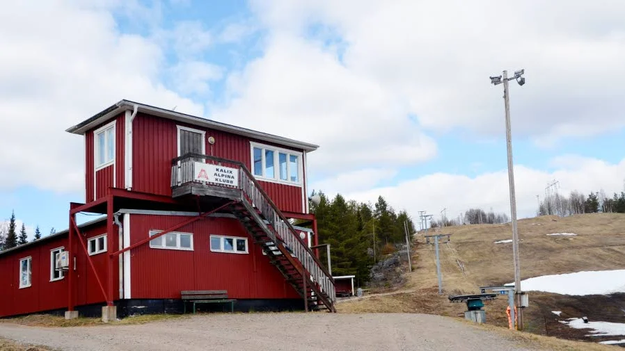 RIVNING. Nuvarande serveringsbyggnad vid slalombacken bedöms vara i så dåligt skick, att en rivning anses vara bästa alternativet.