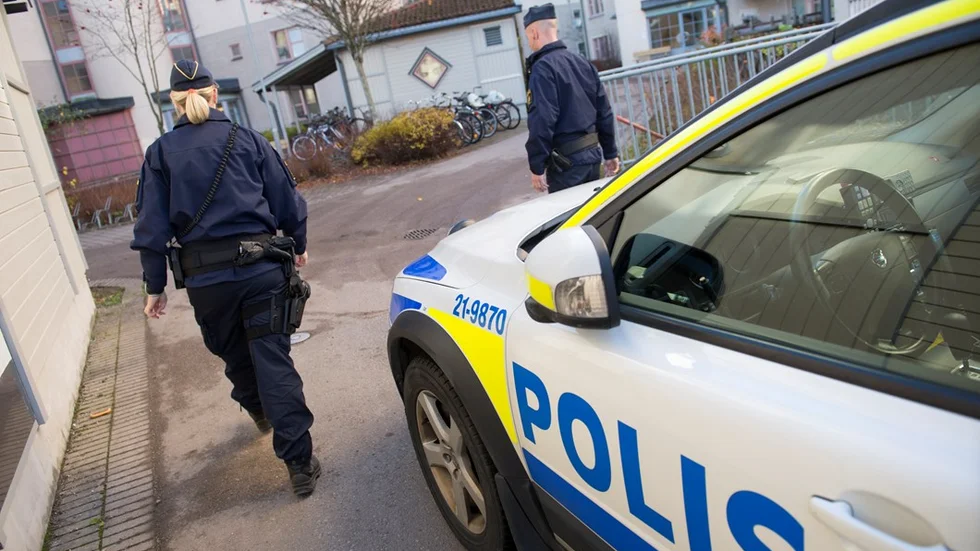 STOCKHOLM 20131025
Två poliser i yttre tjänst har lämnat sin polisbil för att gå in i ett område med byggnader 
Foto: Fredrik Sandberg / TT / Kod 10180