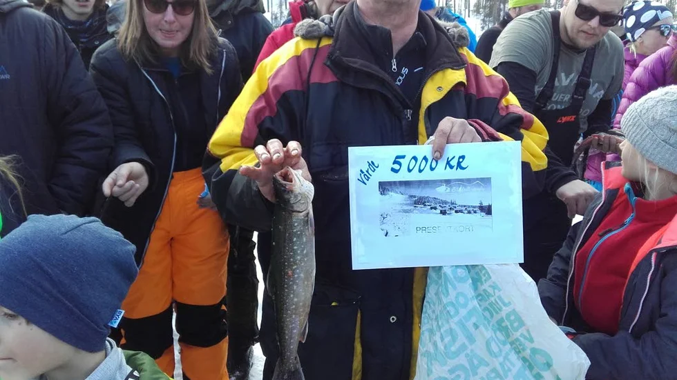 seger. Med en röding på 700 gram tog Brage hem första priset i klassen största fisk.