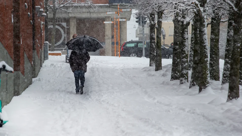 Arkivbild. Snöfallet påverkar sophämtningen.