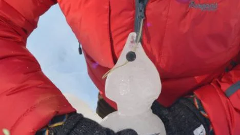 "Det är helt nytt för mig att arbeta med is. Det är himla roligt att arbeta med isen som kommer från Torneälven i Juoksengi", säger Sara Bergman.