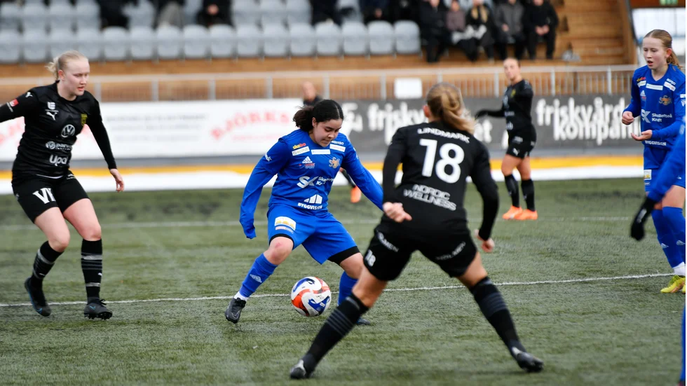 Sara Bergh, 20, spelar till vardags med damer i Sunnanå SK (bilden), men under Infjärdensmästerskapet fick hon chansen i Lillpite IF:s herrlag. 