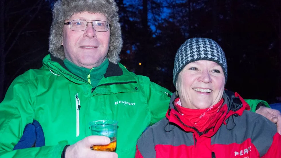 GIFTA. Ola Öhman dricker bubbel och hustrun Margareta Hansén fick lust att gifta om sig på nytt.