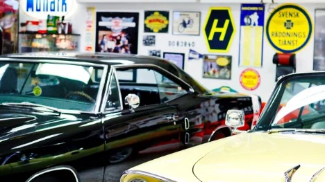 Retrogarage i BÃ¶le utanfÃ¶r PiteÃ¥. Peter Larsson och Ewa Wahlvik har inrett sitt stora garage med gamla bilar och grejer.