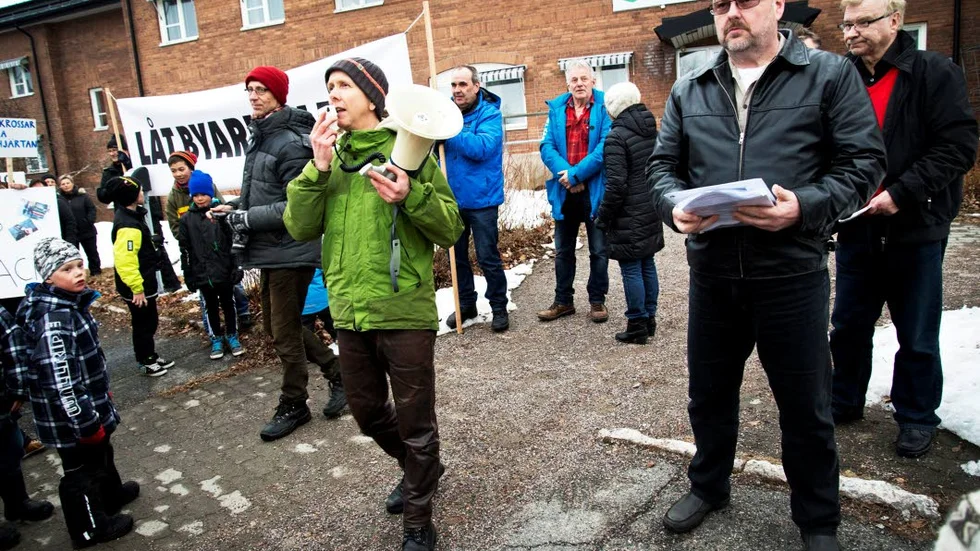 PROTESTER. Bybor protesterade mot skolbeslutet och tog senare makten i arbetarekommunen.