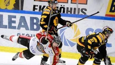 SKELLEFTEÅ 2013-04-13 
Luleås Karl Fabricius flyger fram under final 1 i bäst av 7 mellan Skellefteå och Luleå i SM-slutspelet i ishockey i Skellefteå Kraft arena på lördagen. 
Foto: Fredrik Sandberg / SCANPIX / Kod 10080