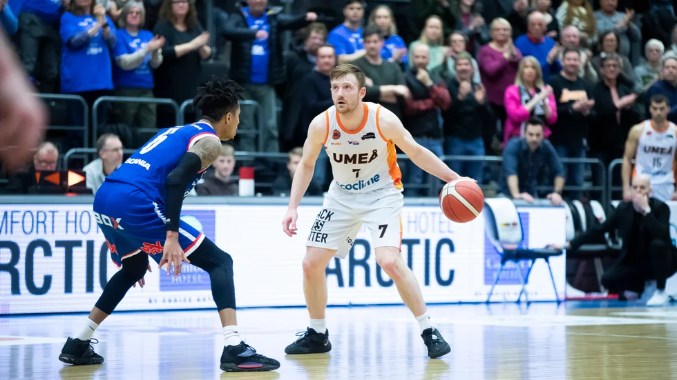 Förra året var Gustav Hansson i Umeå en av de tunga anledningarna till att västerbottningarna slog ut BC Luleå i slutspelet. Nu är han klar för laget istället.