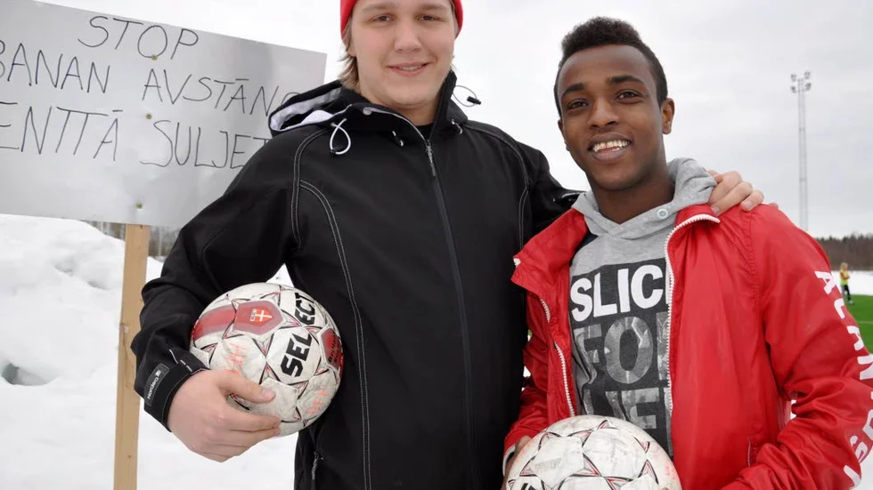 TILLFÖRSIKT. Anton Snäll och  Hamse Wahab ser fram emot division 3-spel. Det som stör är att den nya planen inte kunnat användas på försäsongen.