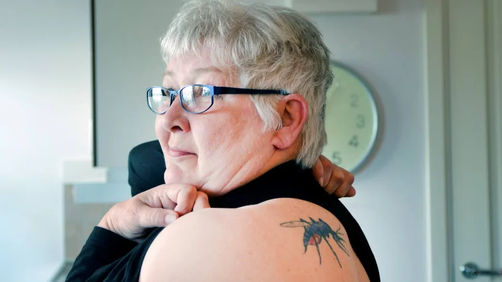 MYGGBITEN. Pirjo Kajava har tatuerat sommarplågan på sin skuldra. Hon välkomnar dock ett försök att minska myggen. ”De bits och sticks ohyggligt”, säger hon.