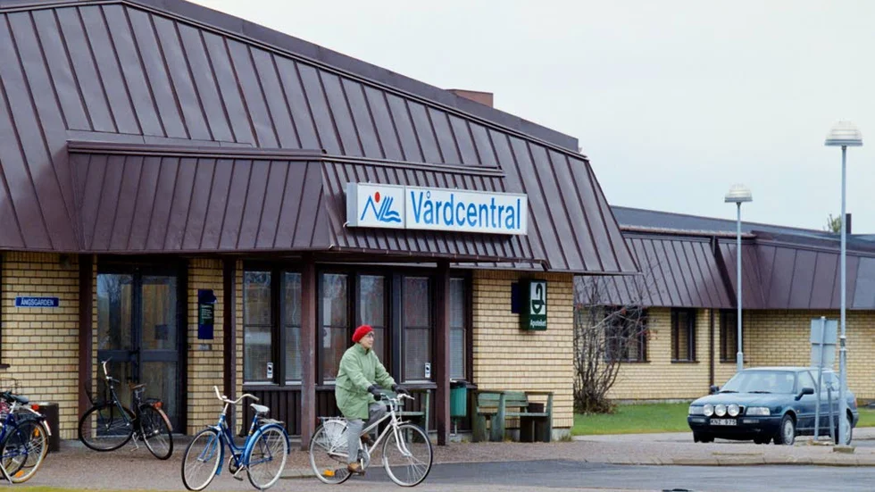 STÄNGT. I lördags kom många till hälsocentralen i Vittangi, efter en annons i det lokala om annonsbladet om öppet hus. Men besökarna möttes av låsta dörrar. "Folk blev irriterade", berättar ern person som vill vara anonym. Personen på bilden har ingenting med händelsen att göra.